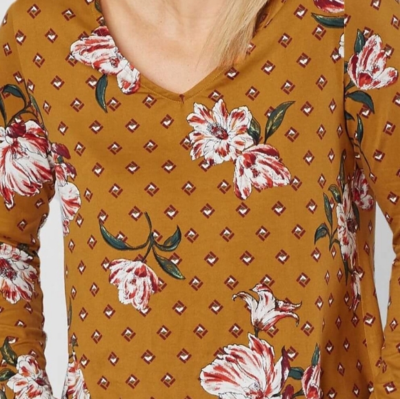 Daytrip Tops - 🌞 SALE Daytrip flower print v neck top, open back